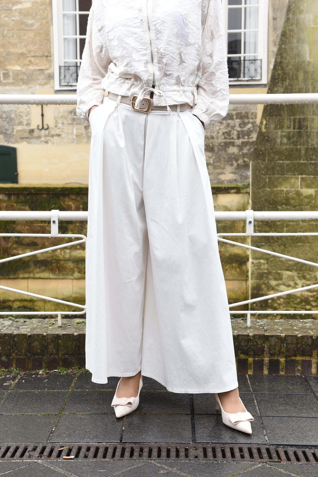 Wijdvallende broek in 2 kleuren, Beige Ceintuur met gouden details