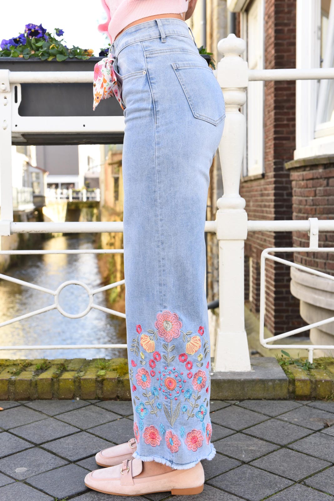 Flowerpower jeans met bloemen
