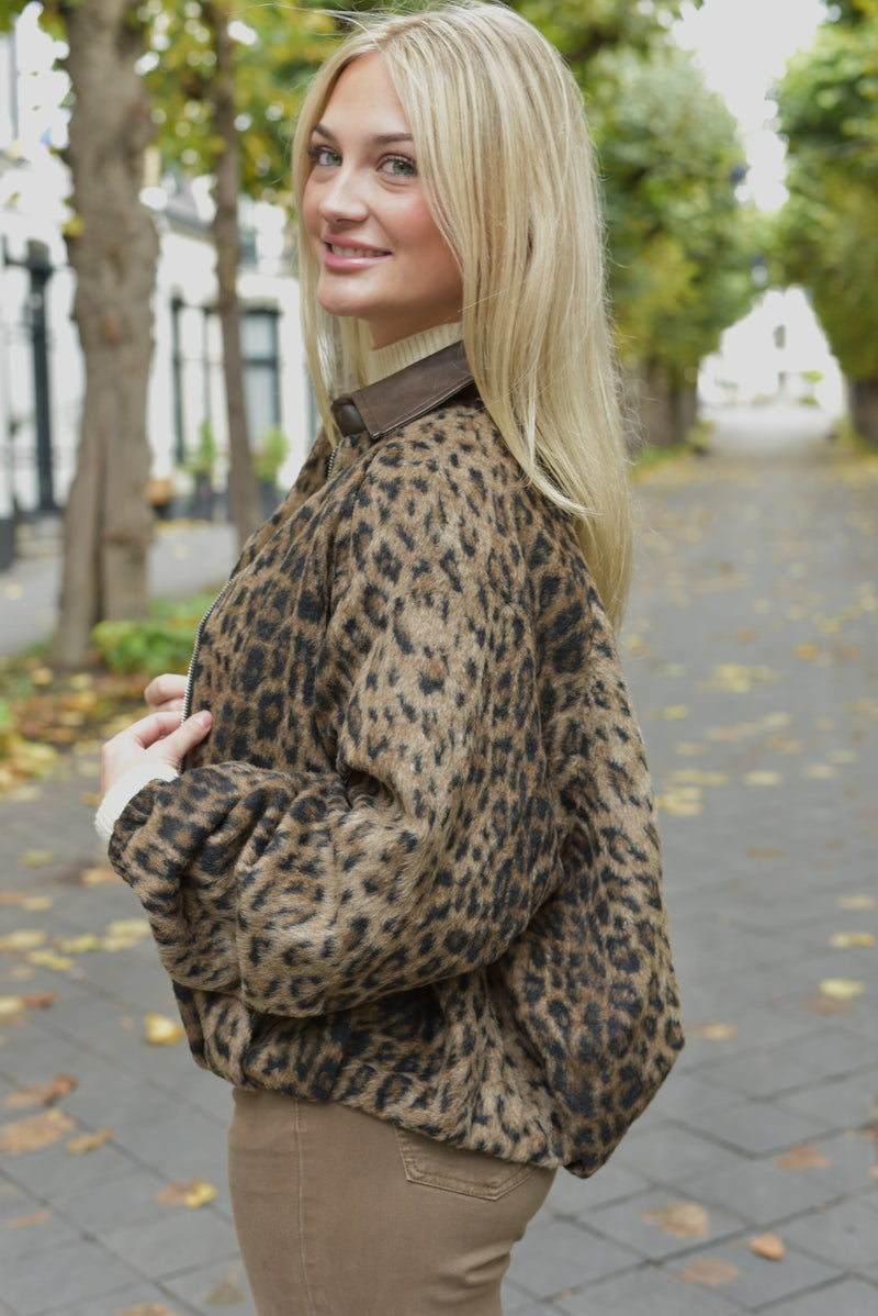 jas met panterprint zijkant