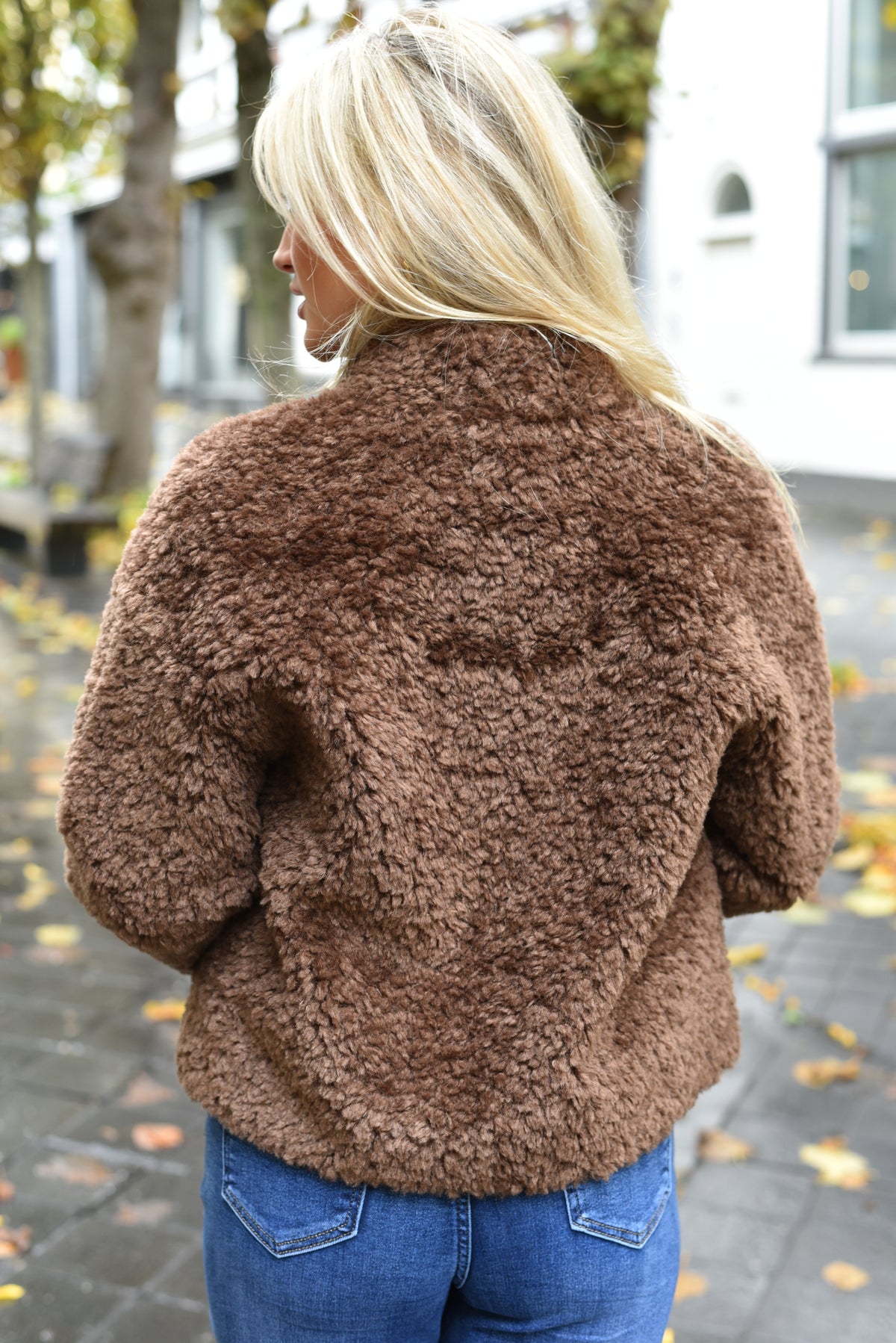 Houtje touwtje jas achterkant