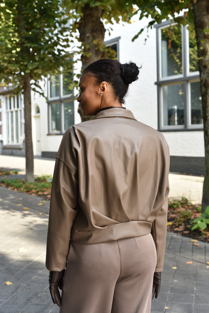 Hellen lederlook jas